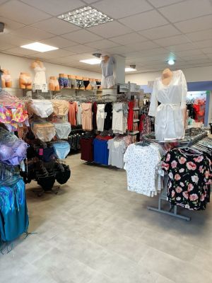 Figi od Italian Fashion, płaska koronka, zamiast gumy i cielisty kolor, to atuty bezszwowej bielizny. Tymczasem Fiore to stuprocentowa bawełna.