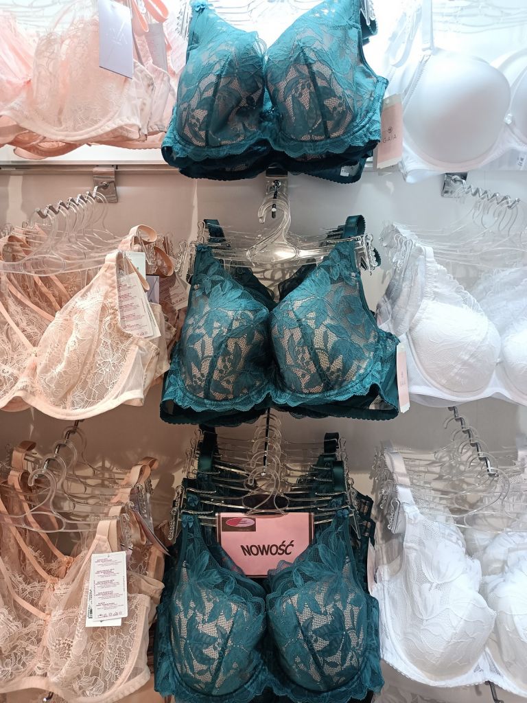 Gaia biustonosz Melanie na wystawie sklepu BodyExpert Kraków